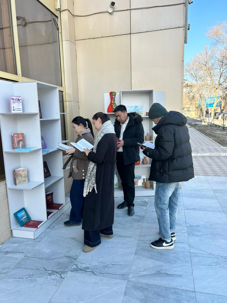 Дауыс беру учаскесінде шағын кітап алмасу бұрышы ұйымдастырылды
