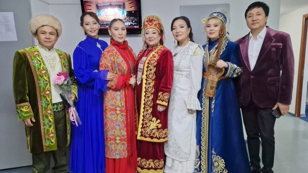 Елмұра ЖАҢАБЕРГЕН, Қазақстан Республикасының еңбек сіңірген қайраткері,  профессор, өнертанушы ғалым: Қазақтың байтақ даласы, Тыңдады ұрып шапалақ