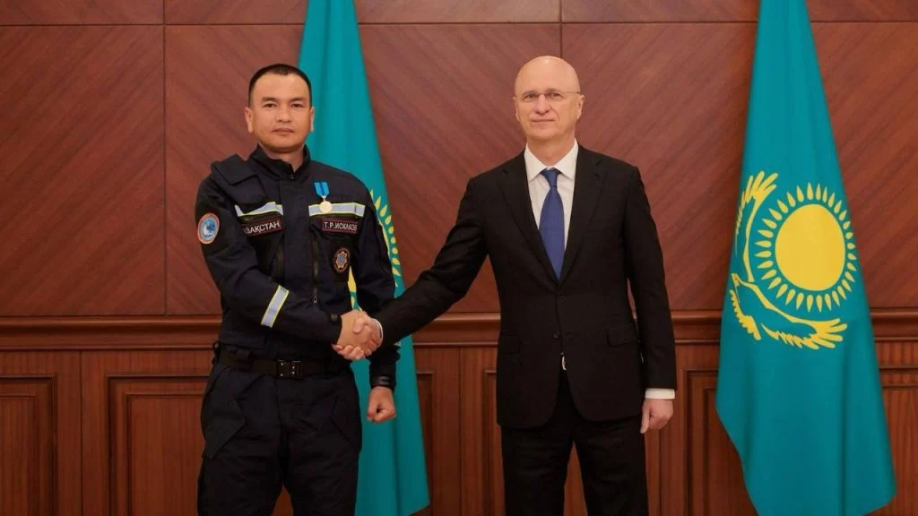 Қазақстан Президентінің атынан Премьер-Министрдің бірінші орынбасары Роман Скляр Таяу Шығыс елдерінен қазақстандықтарды эвакуациялау жұмысына қатысқан мемлекеттік органдар қызметкерлері мен авиация саласының өкілдеріне наградалар табыстады