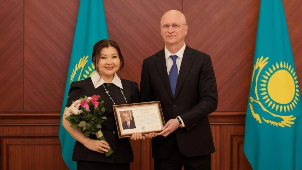 Қазақстан Президентінің атынан Премьер-Министрдің бірінші орынбасары Роман Скляр Таяу Шығыс елдерінен қазақстандықтарды эвакуациялау жұмысына қатысқан мемлекеттік органдар қызметкерлері мен авиация саласының өкілдеріне наградалар табыстады