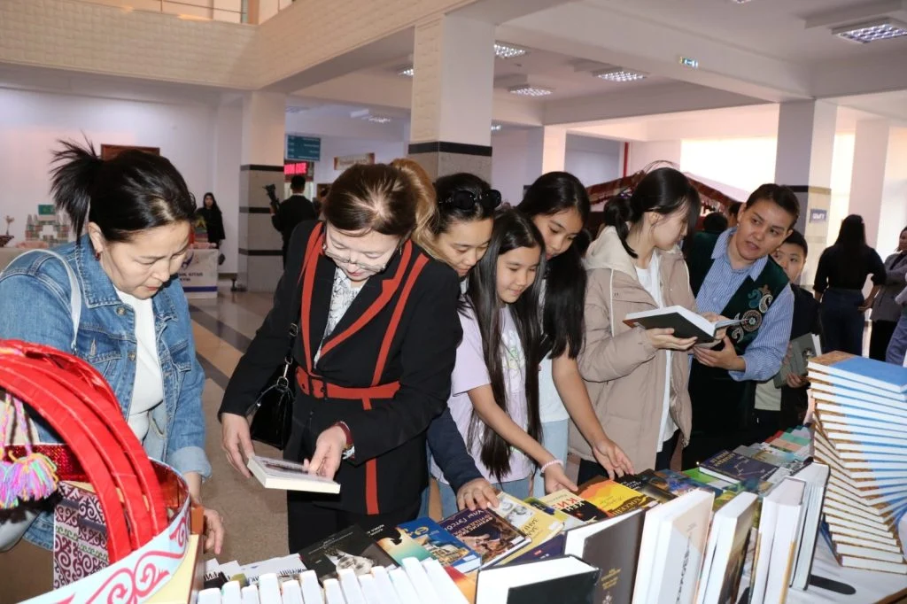 Кітап кейіпкерлері тіл қатқан түн