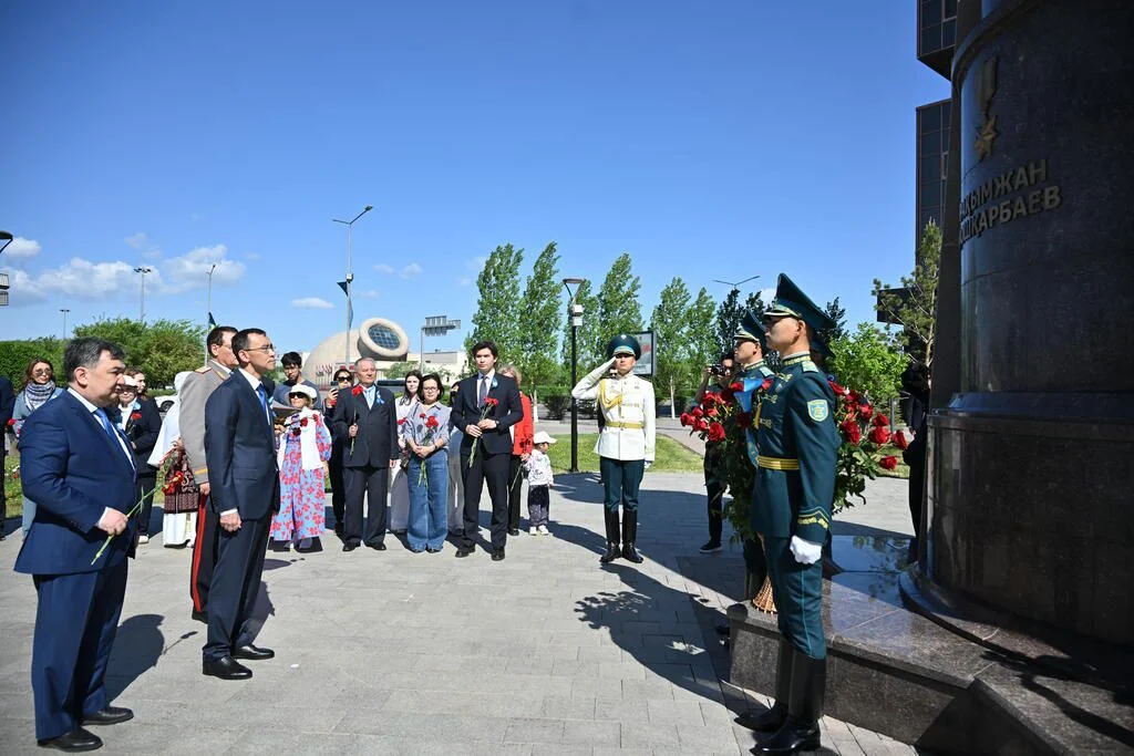 Сенат Төрағасы даңқты батыр Рақымжан Қошқарбаевтың ескерткішіне гүл шоғын қойды