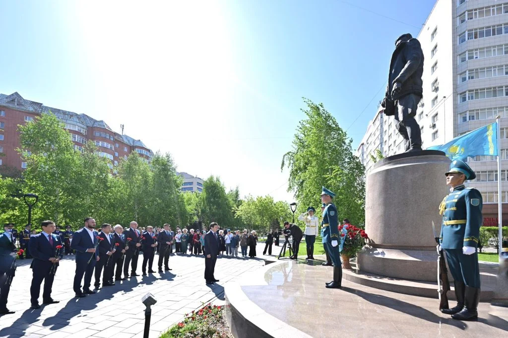Сенат Төрағасы даңқты батыр Рақымжан Қошқарбаевтың ескерткішіне гүл шоғын қойды