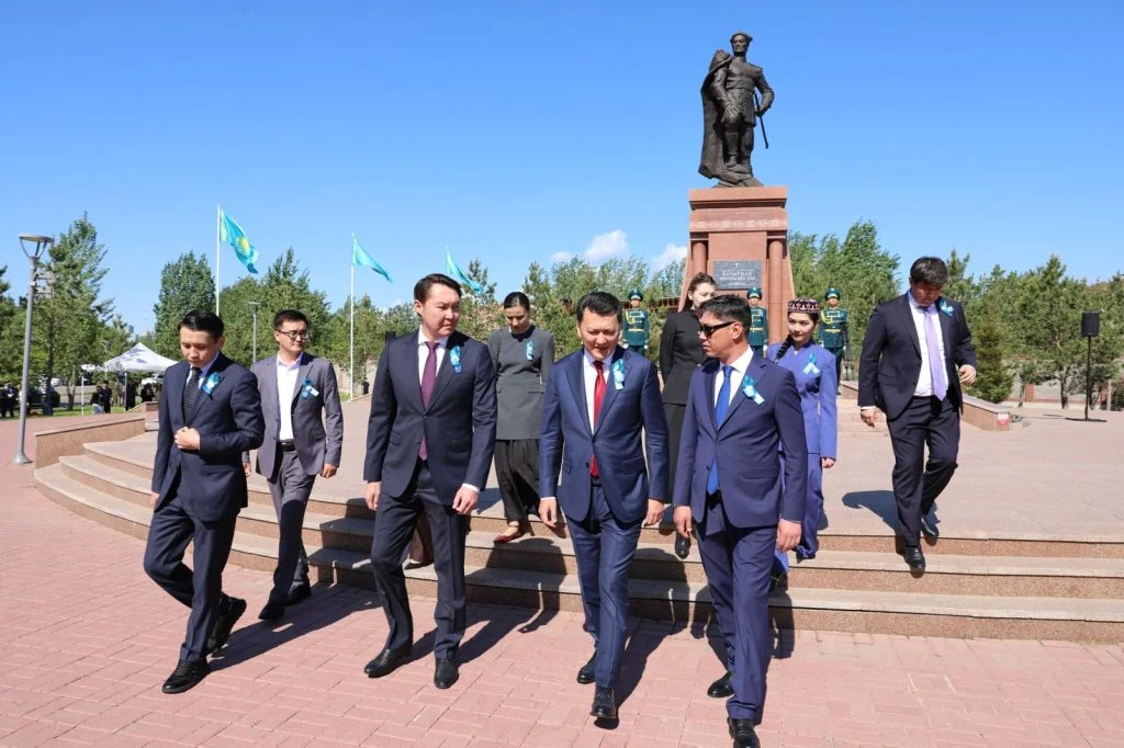 Сенат Төрағасы даңқты батыр Рақымжан Қошқарбаевтың ескерткішіне гүл шоғын қойды