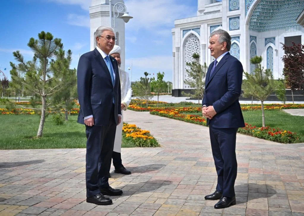Қасым-Жомарт Тоқаев Өзбекстан Президенті Шавкат Мирзиёевпен бірге Түркістандағы жаңа мешітті аралап көрді