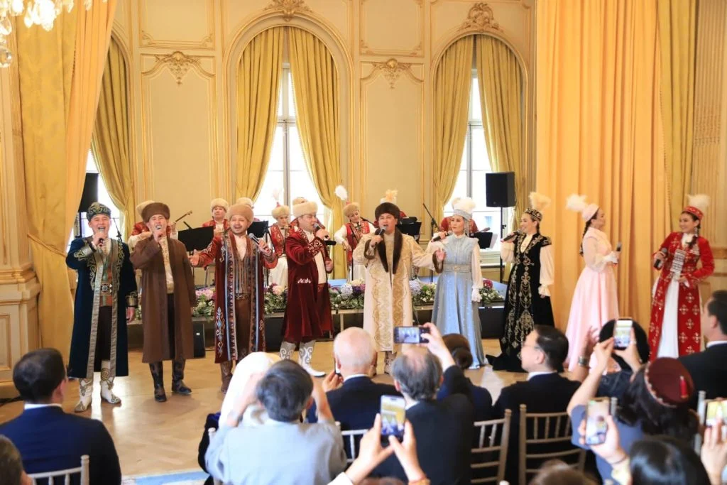 Париж көрермендеріне Сыр өнерпаздарының концерті ұсынылды