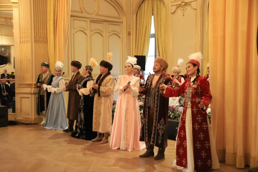 Париж көрермендеріне Сыр өнерпаздарының концерті ұсынылды