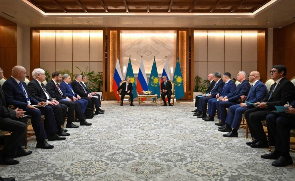 Тәуелсіздік сарайында Қазақстанға мемлекеттік сапармен келген Ресей Федерациясының Президенті Владимир Путинді салтанатты қарсы алу рәсімі өтті