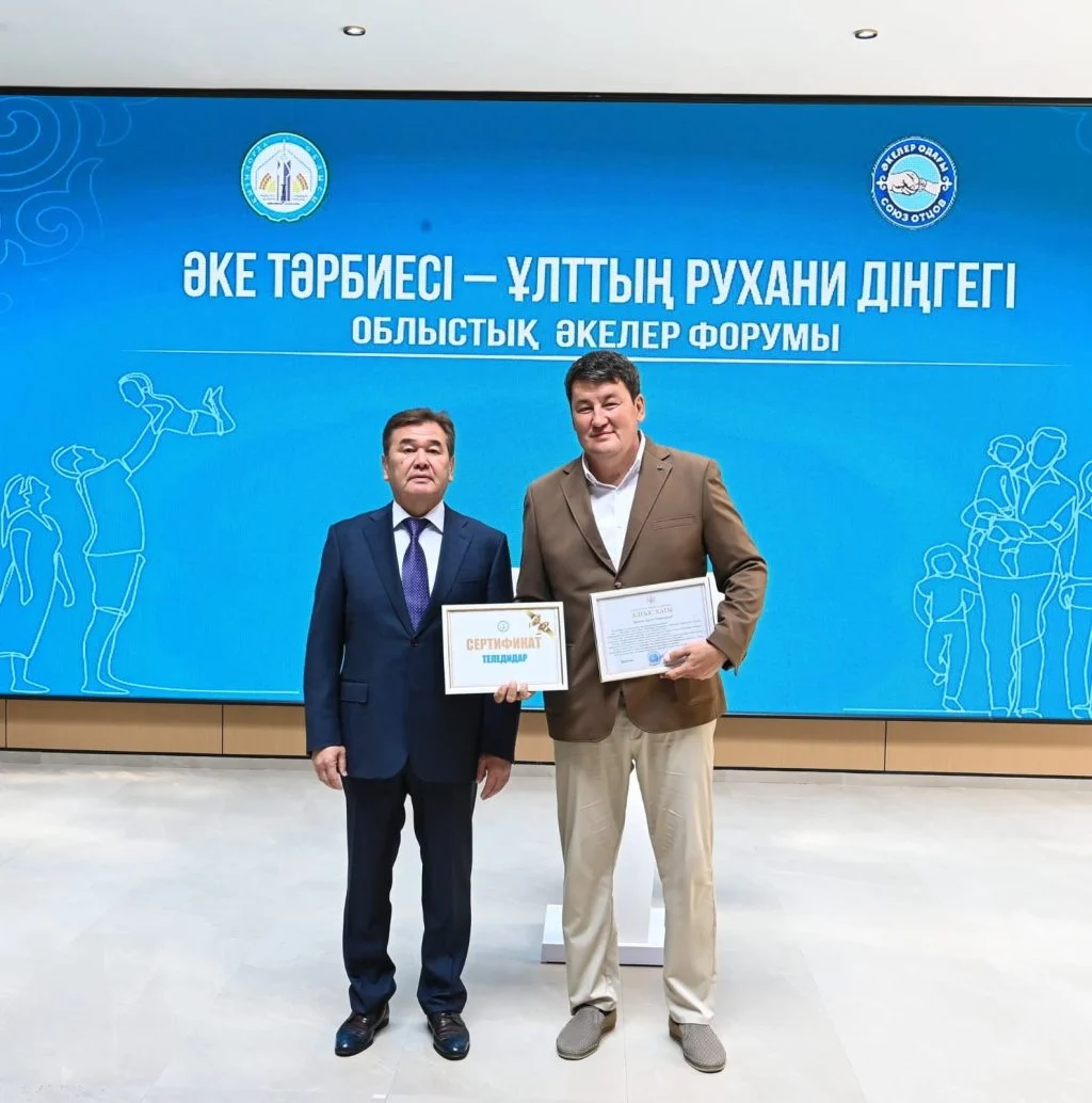 Үш бөлмелі пәтер еңбегімен үлгі болған әкеге табысталды