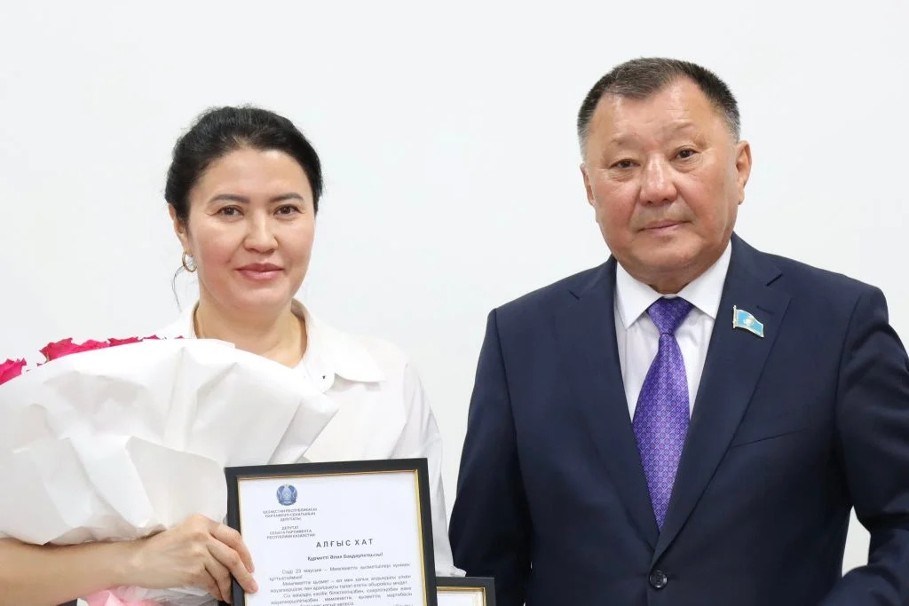 Мемлекеттік қызметшілер марапатталды