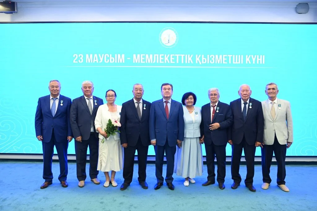 Мемлекеттік қызметші күні: Үздіктер марапатталып, жас мамандар ант қабылдады