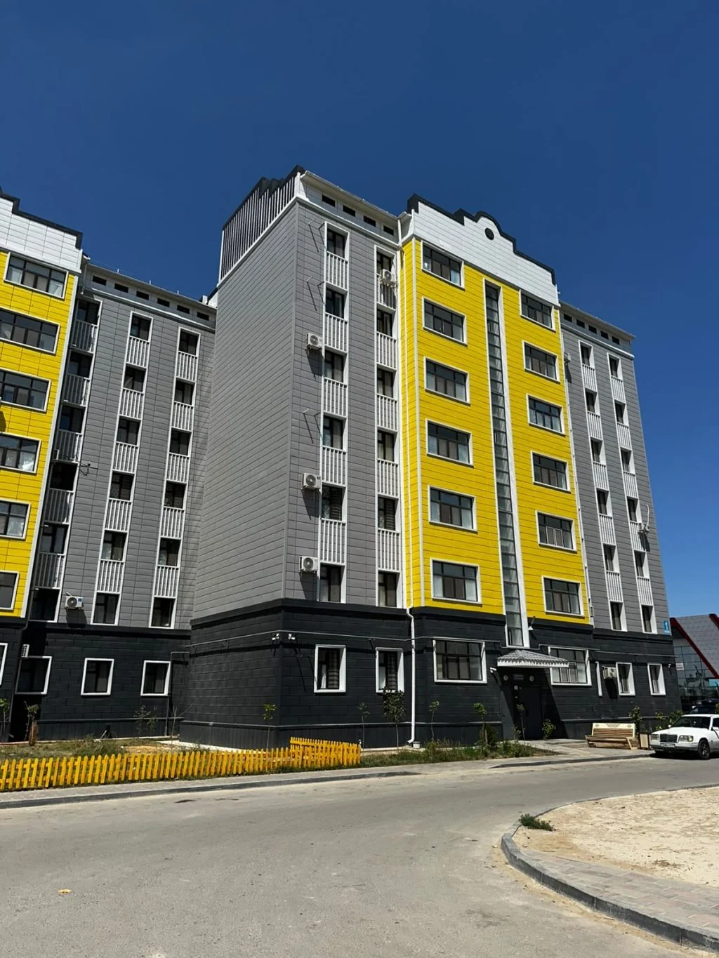 Зәулім ғимараттарда туған жерді түлеткен азаматтардың қолтаңбасы бар