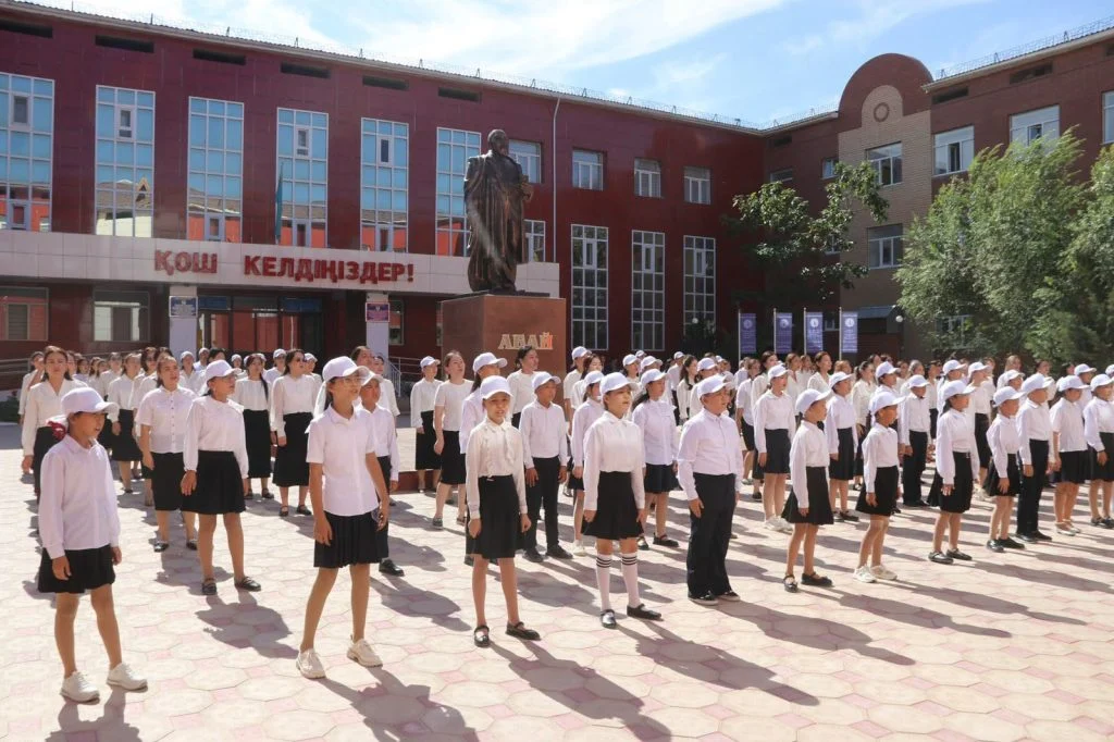 Абай рухына тағзым: Ұлы ақын ескерткішіне гүл шоқтары қойылды