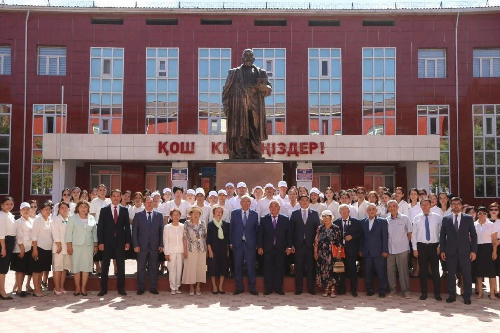 Абай рухына тағзым: Ұлы ақын ескерткішіне гүл шоқтары қойылды