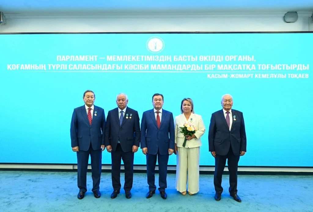 Ел дамуына еңбек сіңірген азаматтар марапатталды